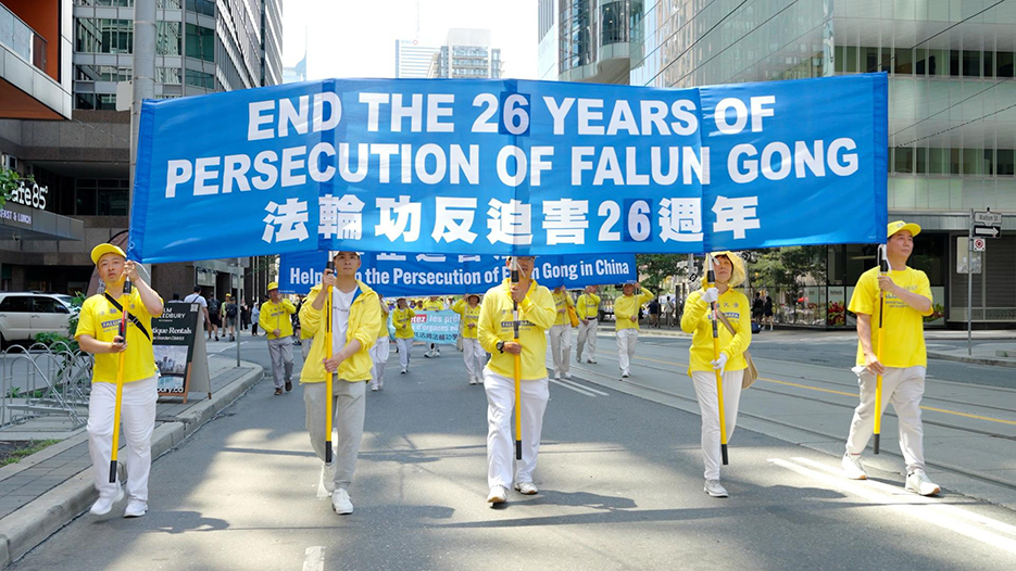 2025年7月13日，加拿大部分法輪功學員及支持者約1,000人參加反中共迫害遊行。（圖片來源：新唐人電視台）