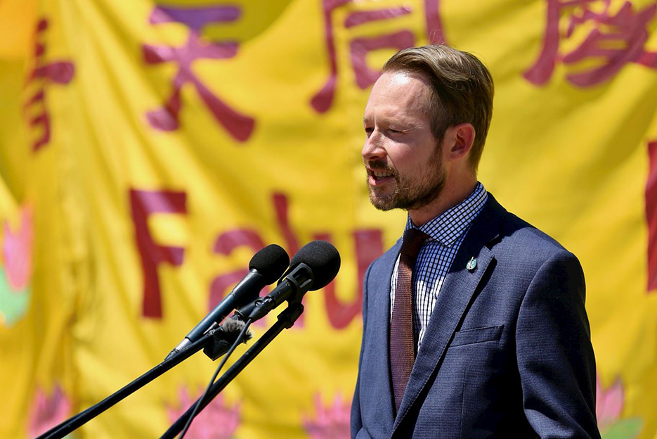 2025年5月28日，國會議員Micheal Cooper在法輪大法洪傳33周年慶典上演講。（圖片來源：明慧網）