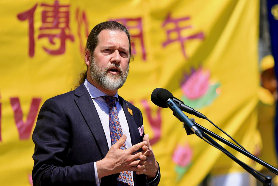 2025年5月28日，國會議員Scott Reid在法輪大法洪傳33周年慶典上演講。（圖片來源：明慧網）