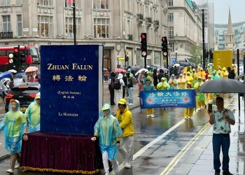 反迫害 傳真相 英國法輪功學員紀念7.20二十六周年風雨無阻