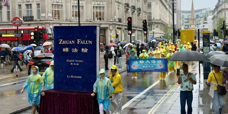 反迫害 傳真相 英國法輪功學員紀念7.20二十六周年風雨無阻