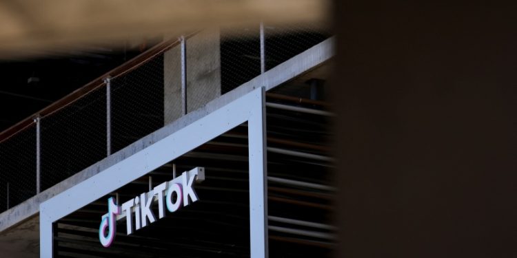 商務部長警告：若中共不放權 TikTok將在美關閉