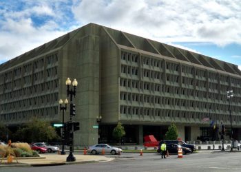 川普提名的衛生部高官人反對未成年跨性別醫療 批評激進跨性別治療