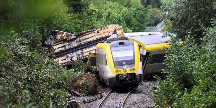 德列車意外出軌 釀3死41傷重大事故