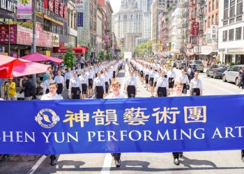 神韻藝術團與法輪功學員在美遊行：警示中共滲透 呼籲捍衛信仰自由