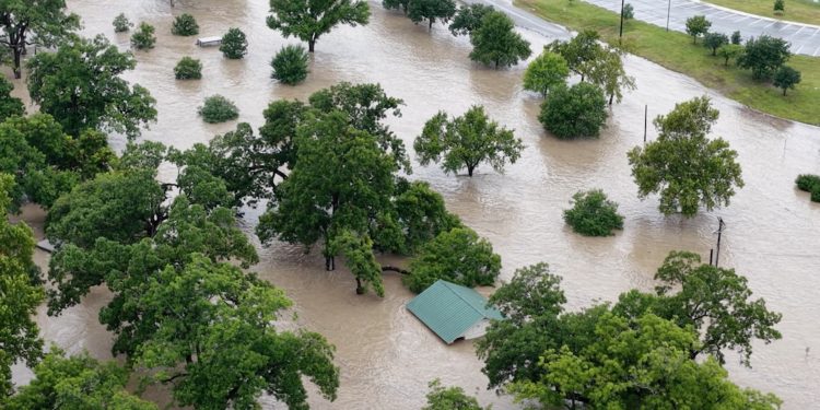 美國西南洪災釀重大傷亡：新墨西哥與德州暴雨引發山洪 多名兒童喪生
