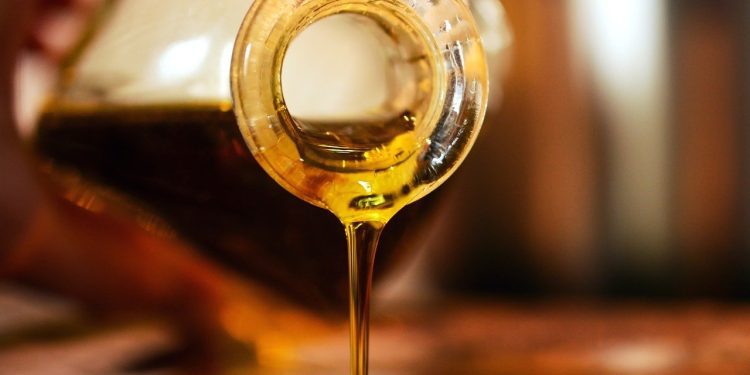 中國對加拿大油菜籽與橡膠產品徵收高額關稅 貿易緊張升級