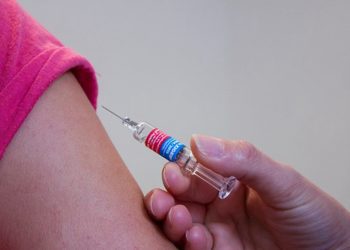 美國衛生部長肯尼迪叫停多項 mRNA 疫苗合同 轉向更廣譜疫苗平台