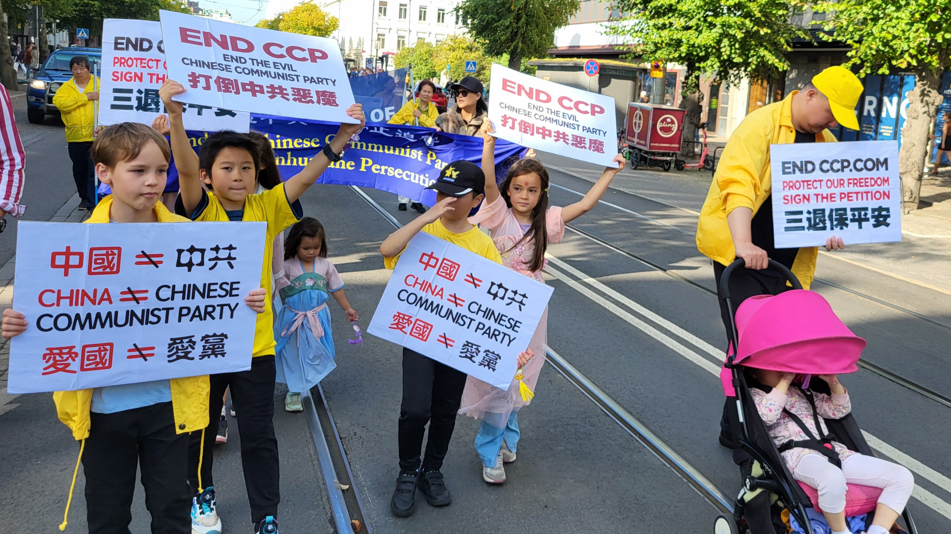 2025年9月20日下午，法輪功學員在哥德堡遊行，這是遊行隊伍中的孩子們。