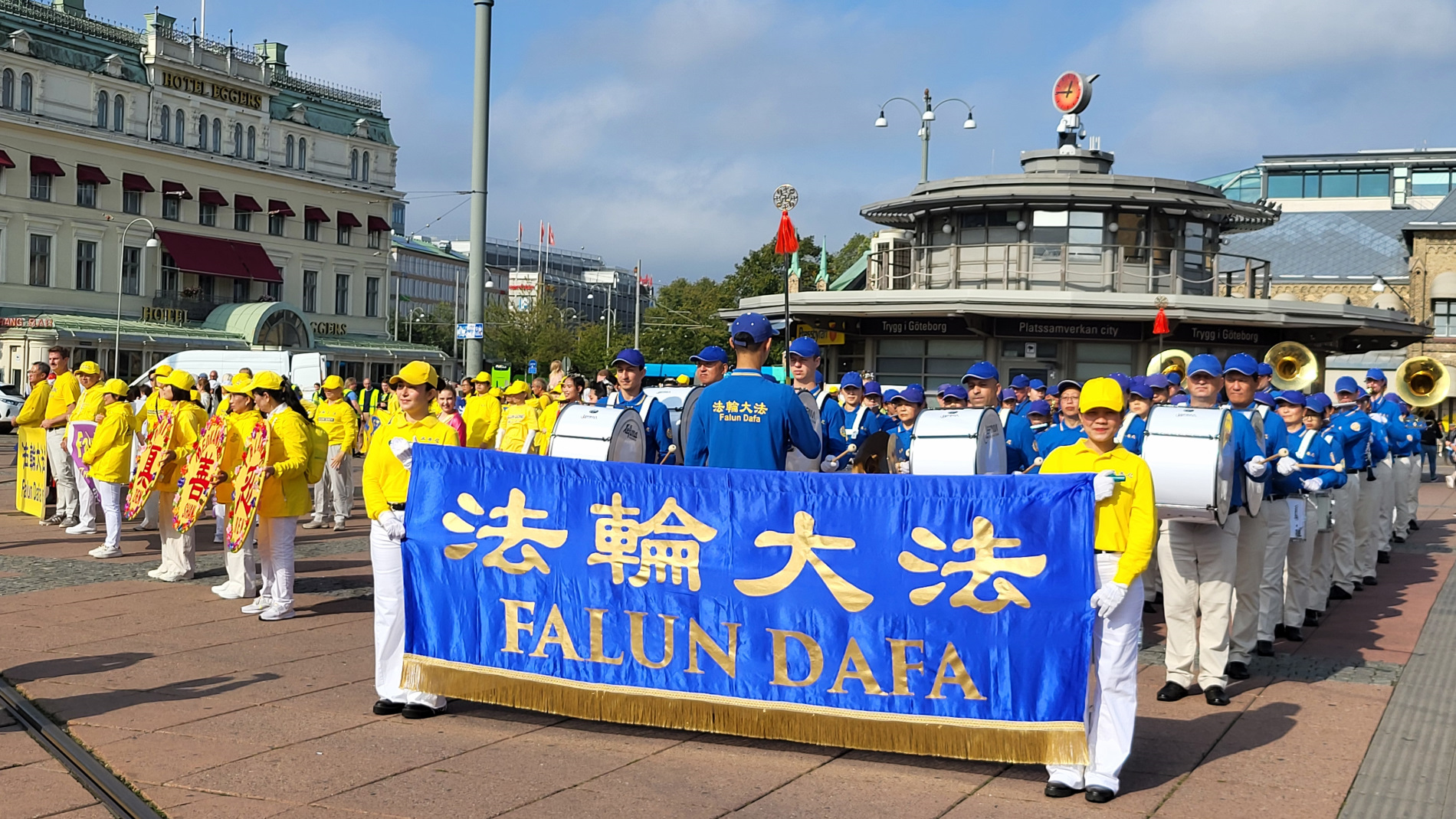 2025年9月20日上午，法輪功學員在哥德堡遊行，這是在終點：中心火車站。