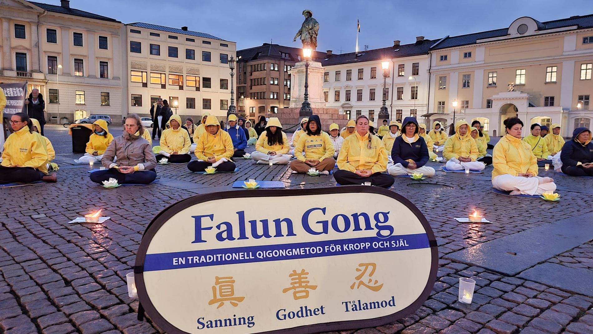 2025年9月19日晚，法輪功學員在哥德堡市的古斯塔夫·阿道夫廣場（Gustaf Adolfs Torg），冒雨舉行了燭光守夜活動。