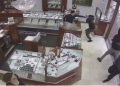加州珠寶店遭20武裝暴徒砸搶 被盜百萬美元商品