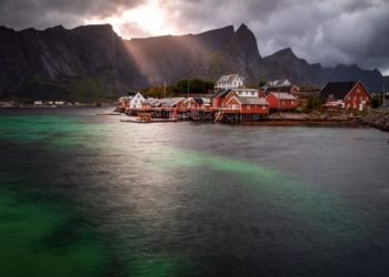 挪威驚現天坑 公路鐵路中斷 工人1死1傷