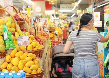 美國消費者 8 月份保持韌性 支出超出預期