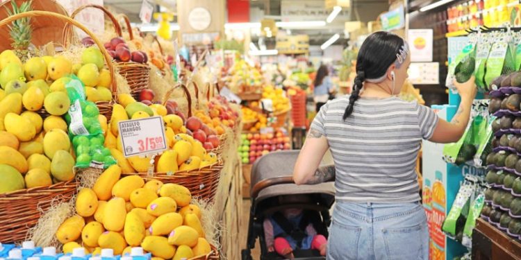 美國消費者 8 月份保持韌性 支出超出預期
