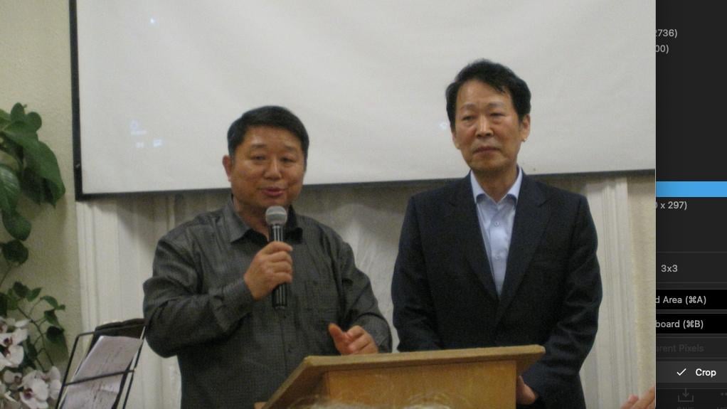 首映式的組織者、牧羊人教堂的韓裔牧師宋潘（左）和特意從韓國飛來倫敦首爾翠雀花國際電影節首席策展人許銀道（右）。（圖片來源：唐仲寶/SOH）