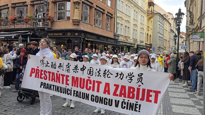 法輪功學員在布拉格遊行，揭露中共迫害（希望之聲）
