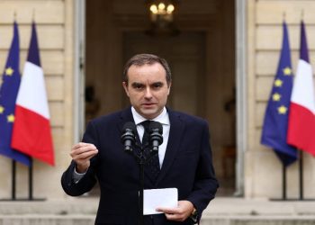 法國總理閃電辭職 加劇政治危機