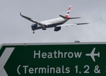 由於空中交通管制員短缺 美國主要機場航班延誤加劇