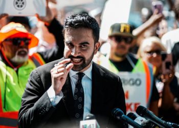 紐約市長亞當斯宣布支持前州長庫莫競選市長 以阻止社會主義派候選人馬姆達尼