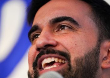 紐約市長競選“最後衝刺”：馬姆達尼優勢縮小 科莫奮起直追