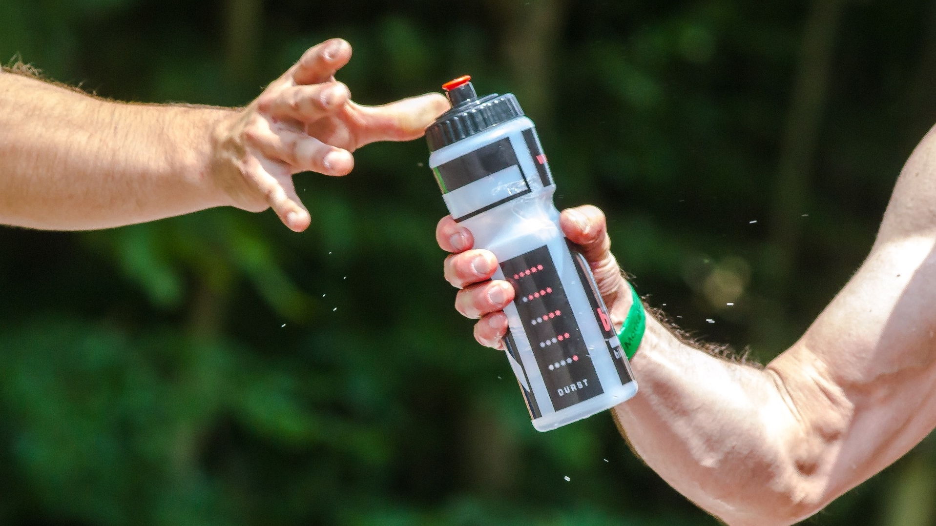 人們習慣用重複使用的水瓶裝水（圖片來源：Pixabay）