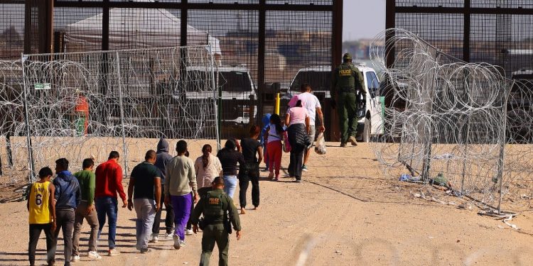 川普政府找回3萬多名被販運入美的失蹤兒童 批評拜登時期縱容人口走私