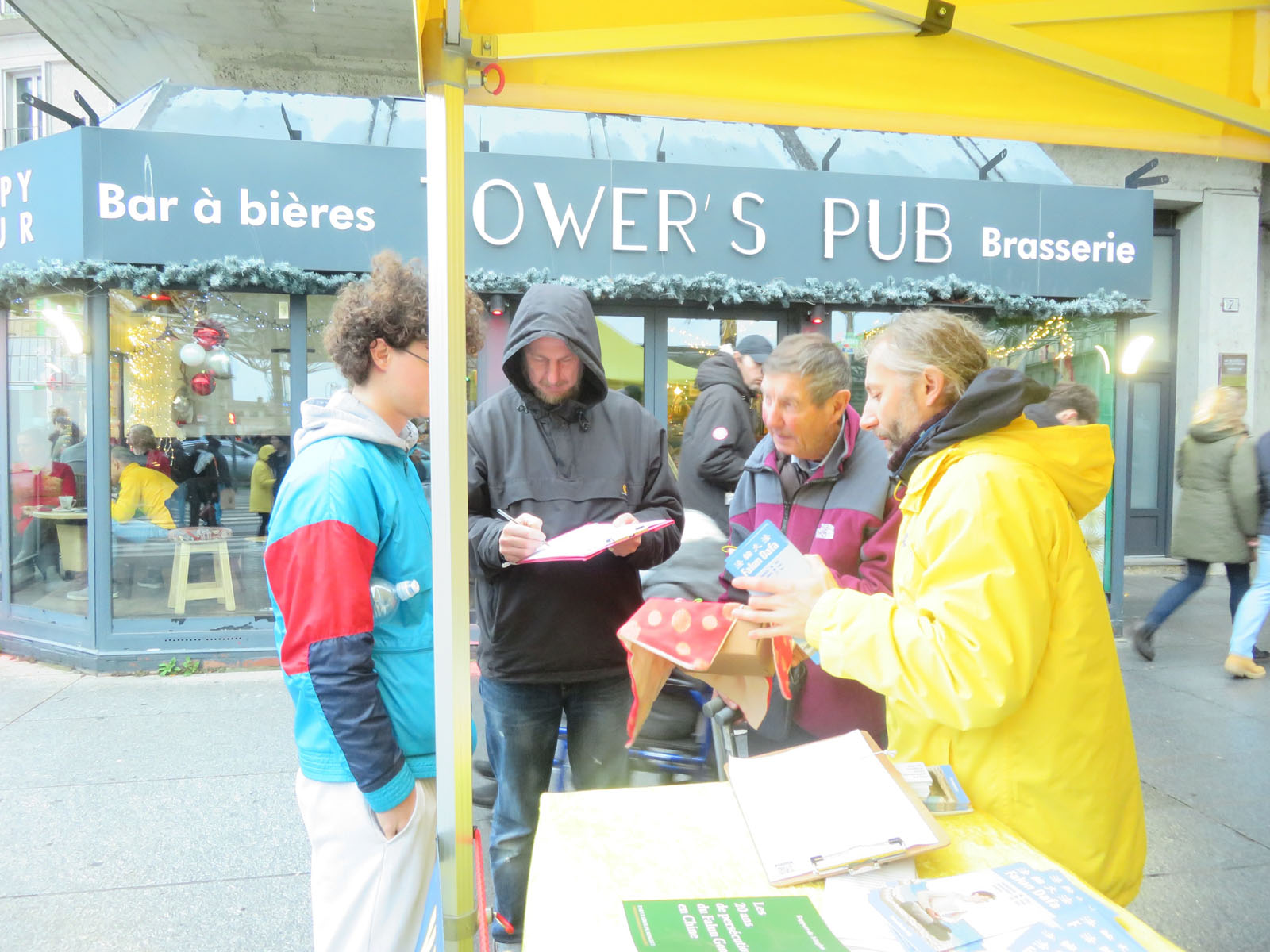 法國多地信息日活動 民眾支持法輪功
