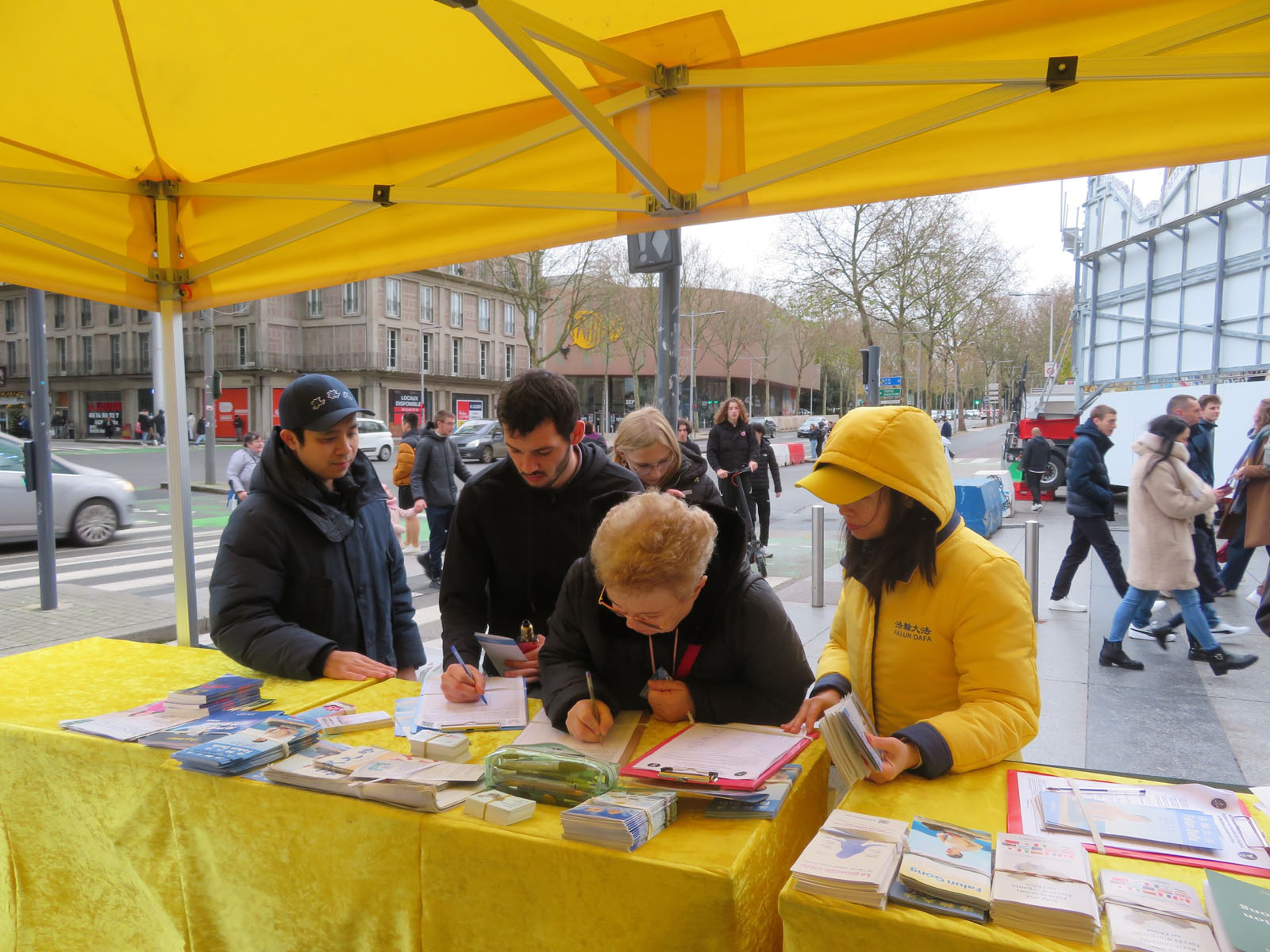 法國多地信息日活動 民眾支持法輪功