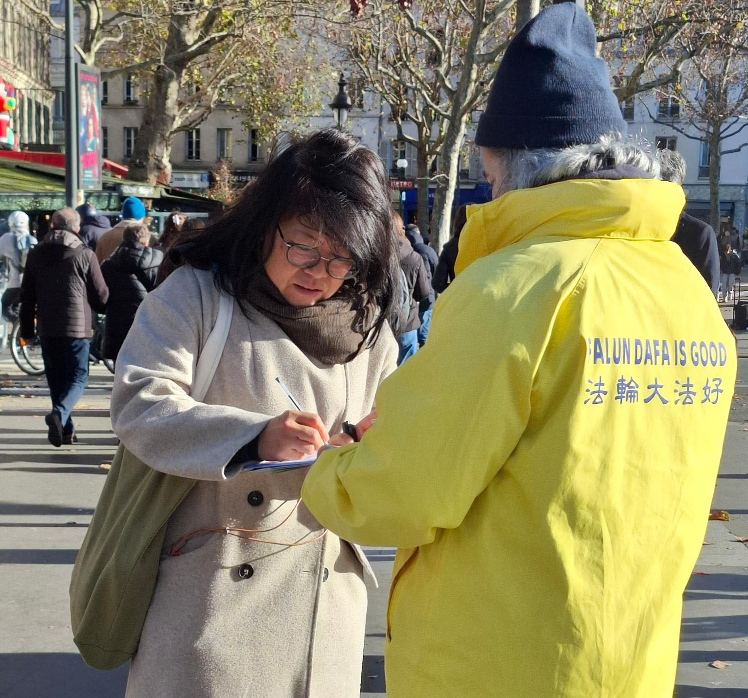 法國多地信息日活動 民眾支持法輪功