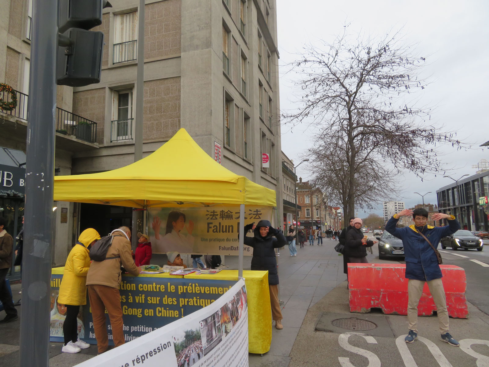 法國多地信息日活動 民眾支持法輪功