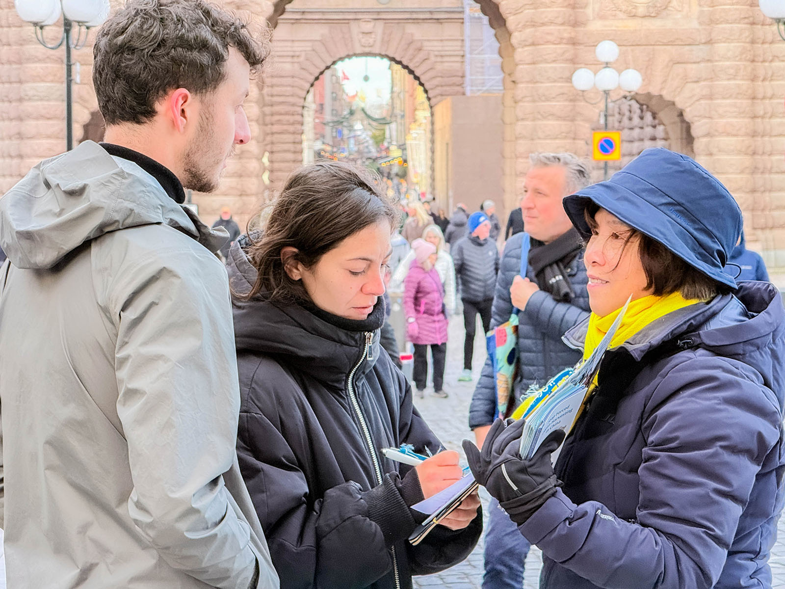 法輪功學員瑞典國會大廈反迫害　大陸遊客選擇三退