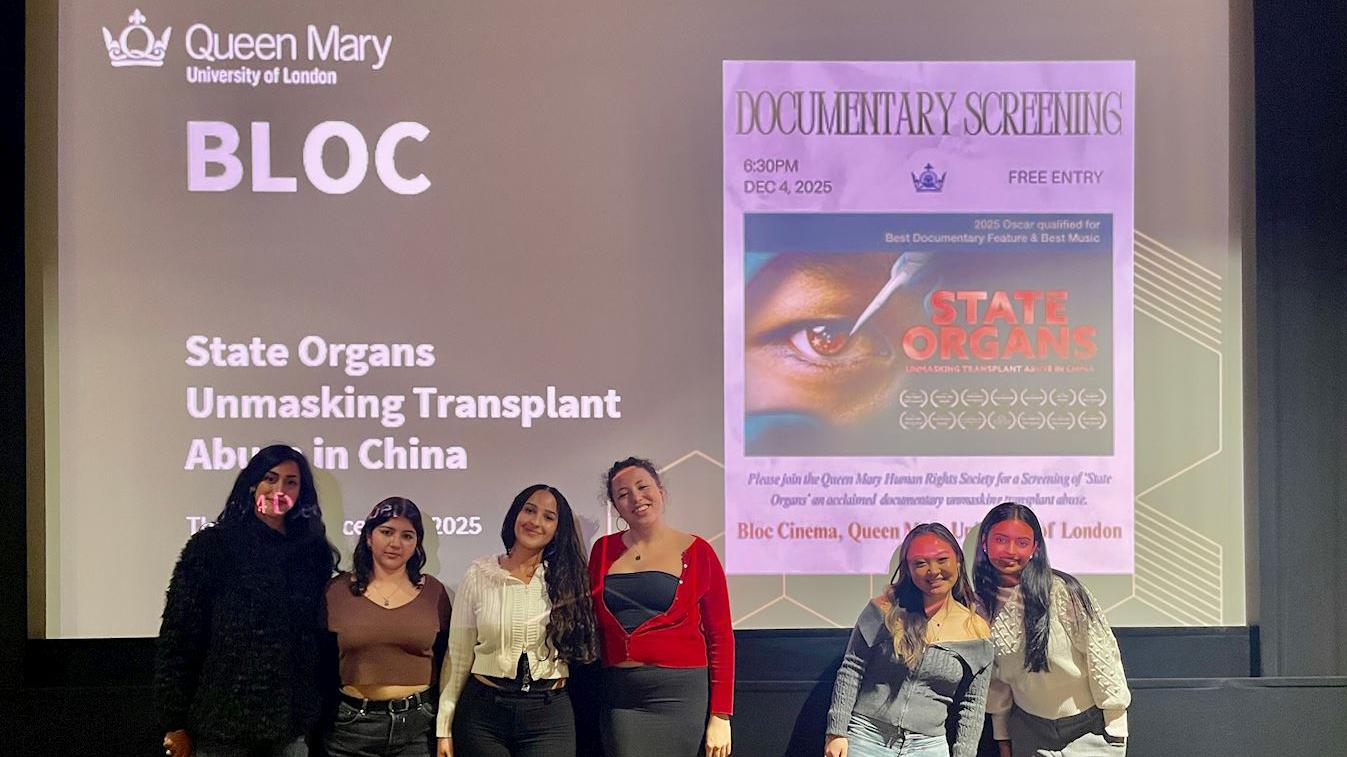 二零二五年十二月四日，揭露中共活摘法輪功學員器官罪行的紀錄片《國有器官》在英國倫敦瑪麗女王大學放映。（圖片來源：明慧網）