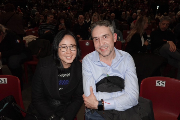 12月20日下午，跨國公司主管Oramon Nimkannon女士和先生Gérald Corsini，觀賞了神韻國際藝術團在法國阿姆內維爾大劇院的演出。（圖片來源：亦凡／大紀元）