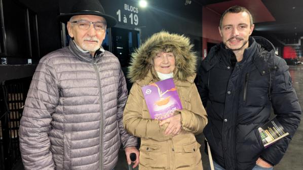 12月20日下午，De Ribeiro（右）與父母共同觀賞神韻國際藝術團在法國阿姆內維爾市阿姆內維爾大劇院的演出。（圖片來源：啟心／大紀元）