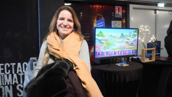 12月21日下午，盧森堡漫畫協會主席Lydia Alegría在阿姆內維爾大劇院欣賞了神韻國際藝術團的第五場演出。（圖片來源：麥蕾／大紀元）