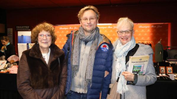 12月19日下午，心理學家Antoine Fournier（中）與母親（右）以及朋友在阿姆內維爾大劇院觀看了神韻演出。（圖片來源：張妮／大紀元）