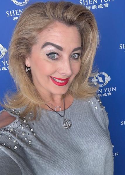 12月19日下午，藝術家Sonia Dziabas觀看了神韻國際藝術團在法國阿姆內維爾大劇院的第二場演出。（圖片來源：受訪人本人提供）