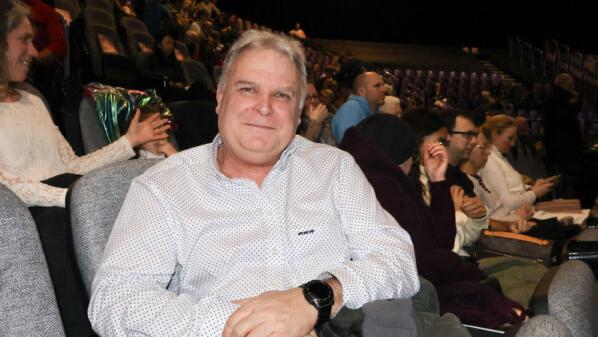 12月20日晚間，法國前空軍上尉Christophe Micoud在法國阿姆內維爾大劇院觀看了神韻演出。（圖片來源：張妮／大紀元）