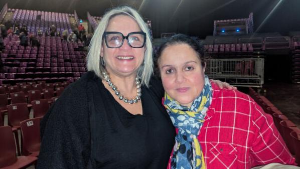12月21日下午，醫學研究機構辦公室經理Farida Berbache與姑姑Alice Berbache觀賞了神韻國際藝術團在法國阿姆內維爾大劇院的第五場也是最後一場演出。 （圖片來源：啟心／大紀元）