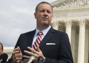 反制新冠勝訴 美參議員施密特遭中共 500 億報復反訴