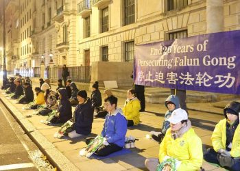 抗議中共迫害 國際人權日英國學員燭光守夜