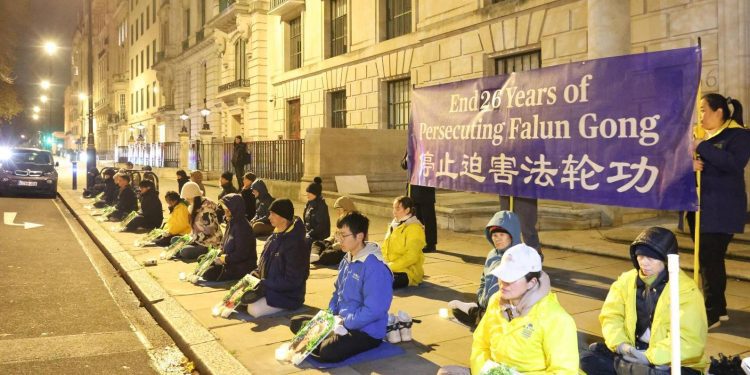 抗議中共迫害 國際人權日英國學員燭光守夜