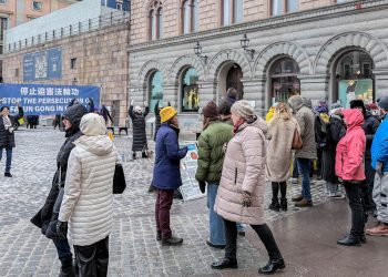 瑞典國會大廈前 法輪功學員反迫害 大陸遊客三退
