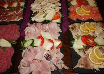 西班牙飲食文化：餐巾紙用完扔在地板上