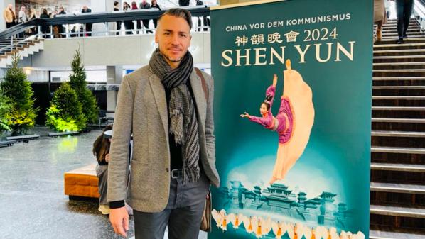 2026年1月4日下午，拉脫維亞着名的芭蕾舞藝術家Raimonds Martinovs觀賞了美國神韻巡迴藝術團今年在拉脫維亞里加戴列斯劇院的第三場演出。（圖片來源：王亦笑／大紀元）