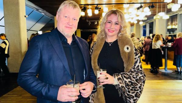 2026年1月3日晚，美國神韻巡迴藝術團在拉脫維亞里加戴列斯劇院上演了當地今年的第二場演出，安全顧問公司董事Mareks Šekstello先生與伴侶、政府官員 Inga-Vareva McDonalda女士一起觀看了演出。（圖片來源：王亦笑/大紀元）