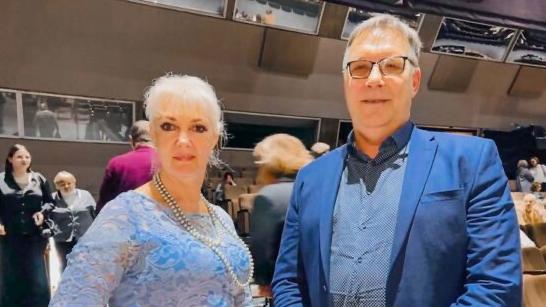 2026年1月3日，能源效率公司老闆Aigons Varažinskis和太太Inetta Freimann一起觀看了美國神韻巡迴藝術團在拉脫維亞里加戴列斯劇院上演的第一場演出。（圖片來源：王亦笑／大紀元）