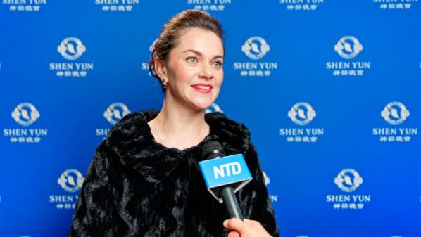 2026年1月3日晚，歌劇女高音艾琳娜·希姆庫斯在拉脫維亞里加戴萊斯劇院觀看了神韻巡迴藝術團的演出。（圖片來源：新唐人電視台）