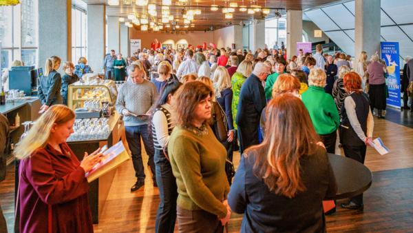 觀眾早早來到劇院，等待入場觀看神韻。（圖片來源：張清颻／大紀元）